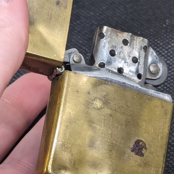 Vintage well worn and loved Marlboro zippo lighter - Picture 6 of 7
